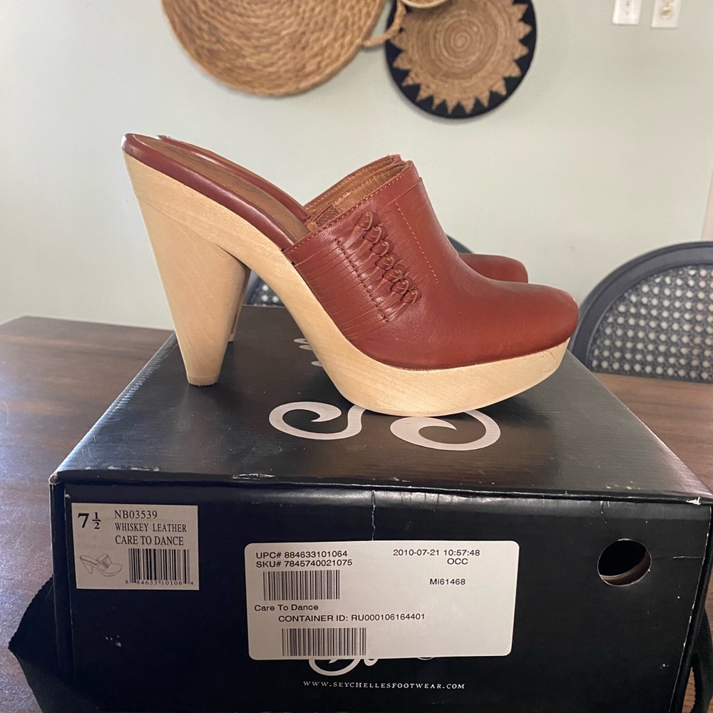 *NIB* Seychelles Care to Dance Leather Clogs